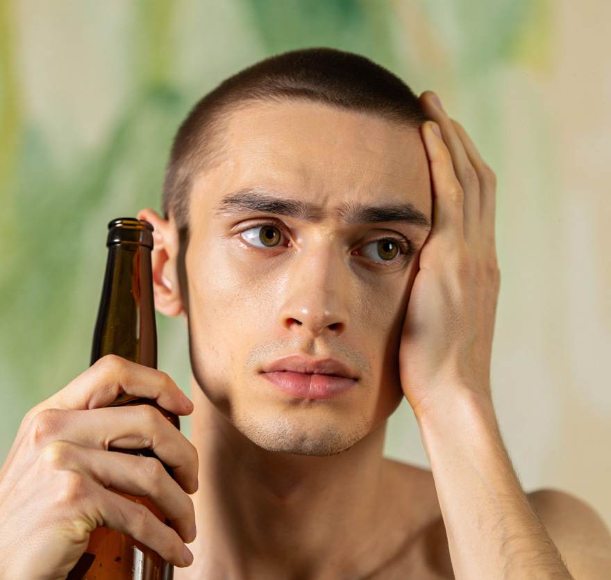 Мужчина с бутылкой в состоянии алкогольного делирия